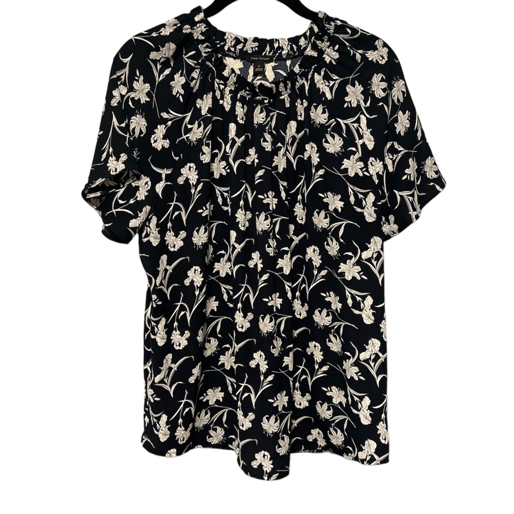 Ann Taylor Blue and White Floral Ruffle Neck Short Sleeve Blouse sz Medium
